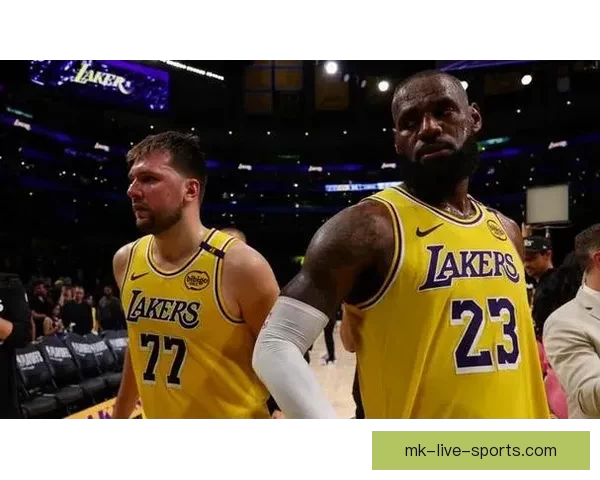 詹皇独占历史多项第一湖人球员打高尔夫合影老詹C位东契奇站边